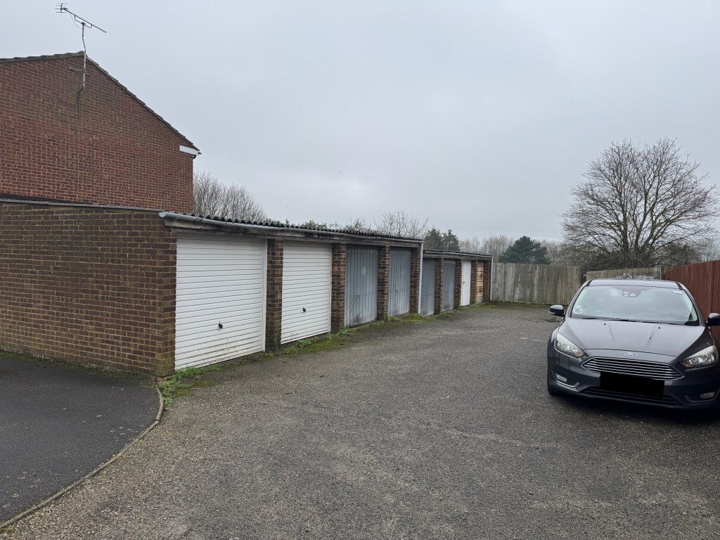 Lot: 85 - MID-TERRACE HOUSE FOR IMPROVEMENT WITH GARAGE EN-BLOC - The garage compound